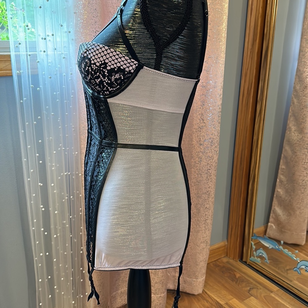 Faux leather and lace trimmed corset - Picture 7 of 7